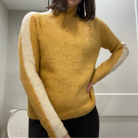 Abercrombie and Fitch yellow knit turtleneck knit sweater 💛 - Picture 4 of 4